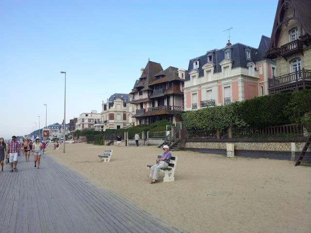 Un Chez Soi Bord De Mer Трувиль-сюр-Мер Экстерьер фото